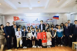 Otorgan premios a ganadores de concurso de pintura sobre Vietnam y Rusia
