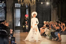 Desfile de moda divulga imagen de Vietnam entre amigos italianos