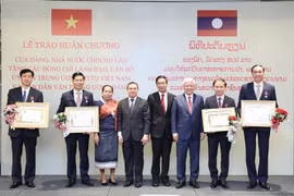 Funcionarios vietnamitas condecorados con distinciones de Laos