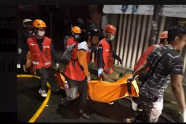Tres personas desaparecidas tras incendio de petrolero en Indonesia