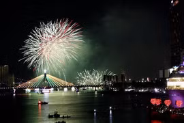 Australia e Italia realizan actuaciones en Festival Pirotécnico en Da Nang
