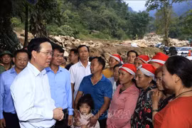 Presidente visita a familias afectadas por inundaciones repentinas en la provincia de Lao Cai