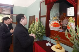 Presidente del Parlamento de Vietnam rinde tributo al Presidente Ho Chi Minh