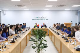 Viceprimer ministro ruso visita Universidad Nacional de Hanoi 