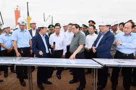 Premier vietnamita inspecciona proyectos claves en Hai Phong