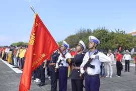 Vietnamitas en ultramar visitan Truong Sa y plataforma DK1