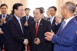 Presidente de Vietnam visita comunidad vietnamita en Laos 