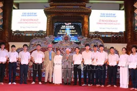 Más de 200 estudiantes en provincia vietnamita se benefician de becas Vallet
