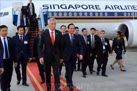 Premier de Singapur llega a Hanoi para iniciar su visita oficial a Vietnam