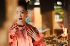 La belleza misteriosa de Miss Universo Vietnam en fotos para saludar la primavera