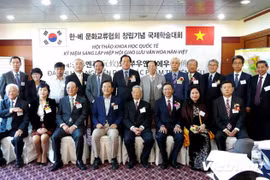 Estudiosos vietnamitas y sudcoreanos en el seminario internacional sobre la novela en verso Truyen Kieu (Historia de Kieu) del gran poeta vietnamita Nguyen Du, efectuado en la ciudad sudcoreana de Gwangju (Fuente: VNA).