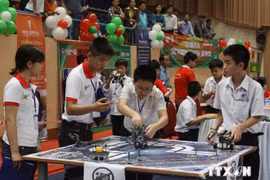 Los concursantes en el concurso nacional Robothon Vietnam 2014 en Ciudad Ho Chi Minh (Fuente: VNA).