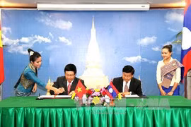 Los vicepremieres vietnamita y laosiano firman el Acuerdo de Cooperación entre los dos Ministerios de Relaciones Exteriores en el periodo 2014 – 2020. (Fuente: VNA)