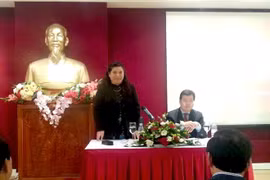 La vicepresidenta de la Asamblea Nacional de Vietnam, Tong Thi Phong, y vietnamitas residentes en Francia (Fuente:VNA)
