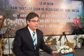 El cónsul general de Ámsterdam en Ciudad Ho Chi Minh, Simon van der Burg en el acto conmemorativo por el aniversario 40 de las relaciones diplomáticas entre Vietnam y Países Bajos (Fuente: VNA)
