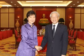 El secretario general del Partido Comunista de Vietnam (PCV), Nguyen Phu Trong, y la presidenta sudcoreana, Park Geun-hye. (Fuente: VNA)