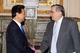 Premier Nguyen Tan Dung recibó al vicepresidente del Banco Mundial, James Adams.