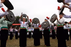 Chicas Muong tocan gongs en la fiesta Muong Bi (Fuente: VNA)
