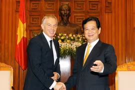 El primer ministro de Vietnam, Nguyen Tan Dung, se reunió en Hanoi con el exjefe de gobierno de Reino Unido Tony Blair. (Fuente: VNA)