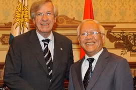 El presidente del Comité Popular de Ciudad Ho Chi Minh, Le Hoang Quan, y el vicepresidente uruguayo, Danilo Astori, (Fuente:VNA)