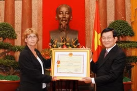 El presidente Truong Tan Sang entrega Orden Ho Chi Minh a Elizabeth Aubrac, hija del ingeniero Raymond Aubrac (Fuente: VNA)