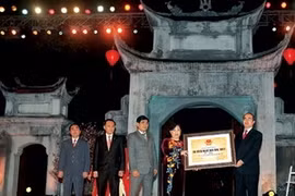 El viceprimer ministro Nguyen Thien Nhan entregó el título de patrimonio especial de la nación al complejo de Co Loa.
