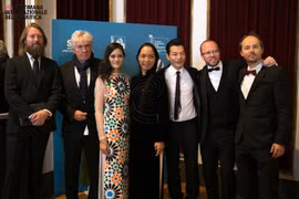 El equipo de “Dap Canh Giua Khong Trung” en el Festival de Venecia (Fuente: VNA)