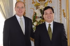 El príncipe de Mónaco, Albert II, y el embajador de Viet Nam, Duong Chi Dung