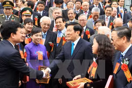 El presidente Truong Tan Sang dialoga con destacados médicos (Fuente: VNA)