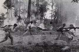 Los combatientes internacionalistas vietnamitas en un ataque contra las fuerzas del régimen de Pol Pot (Fuente: VNA)