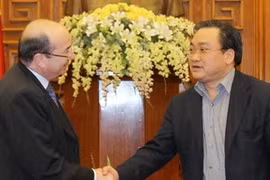 El viceprimer ministro vietnamita Hoang Trung Hai y el vicepresidente del BM Michel Wormser (Fuente: VNA)