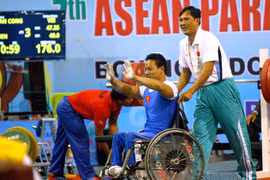 El pesista Le Van Cong atrajo la primera presea dorada a la delegación de Vietnam en Asian Para Games II (Fuente:VNA).