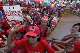 Los "camisas rojas" - partidarios del gobierno civil destituido - manifiestan en Bangkok. (Fuente: VNA)