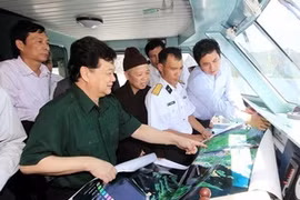 El primer ministro vietnamita, Nguyen Tan Dung, reunió con dirigentes del distrito isleño Van Don (Fuente: VNA)