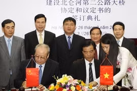 Los ministerios de Transporte de Vietnam y de China firmaron un acuerdo sobre la construcción del puente Bac Luan 2, (Fuente: VNA)