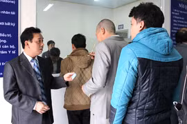 Funcionarios del Centro de Salud de Luc Ngan (Bac Giang) dan instrucciones a pacientes antes del tratamiento de metadona (Fuetne: baobacgiang.com.vn) Cán bộ Trung tâm Y tế Lục Ngạn hướng dẫn người bệnh trước khi uống thuốc Methadone.