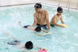 Hanoi organiza cursos gratuitos de natación para niños pobres 
