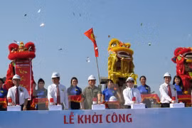 El viceprimer ministro vietnamita Hoang Trung Hai y autoridades locales comenzaron la construcción de una nueva pista del aeropuerto internacional Cam Ranh. (Fuente: VNA)