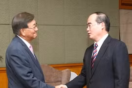 El viceprimer ministro vietnamita Nguyen Thien Nhan, y el director de la Organización Mundial de Salud en Pacífico Occidental, Shin Young-soo (Fuente:VNA)