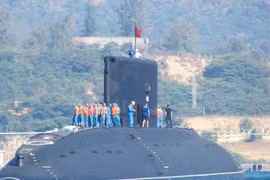Submarino HQ-182 Ha Noi arriba a puerto marítimo Cam Ranh 