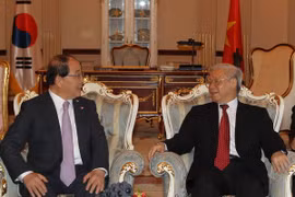 El secretario general del Partido Comunista de Vietnam (PCV), Nguyen Phu Trong, y el titular dela Asociación de Amistad Sudcorea-Vietnam, Choi Young Joo (Fuente:VNA)