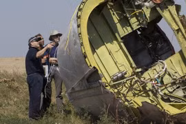 Expertos en el escenario del derribo del MH17. (Fuente: AP)