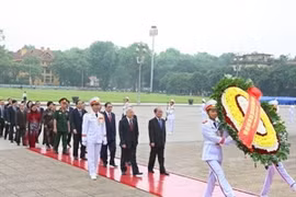 Los máximos dirigentes del Partido Comunista y de la Asamblea Nacional rindieron hoy homenaje póstumo al presidente Ho Chi Minh (Fuente:VNA)