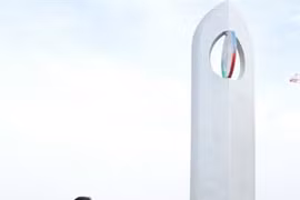 El embajador de Vietnam en Francia, Duong Chi Dung, en la ceremonia ianugural de la plaza Acuerdo de París y el monumento Símbolo por la Paz (Fuente: VNA)
