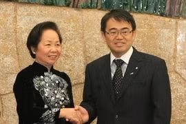 La vicepresidenta vietnamita Nguyen Thi Doan y el gobernador de Aichi, Hideaki Ohmura. (Fuente: VNA)