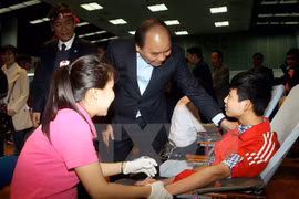 El viceprimer ministro Nguyen Xuan Phuc en la campaña de donación de sangre Domingo Rojo 2015 en Hanoi. (Fuente: VNA)
