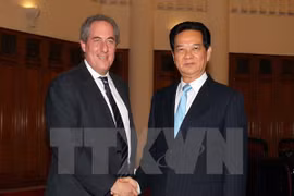 El embajador Michael Froman, representante comercial de Estados Unidos, y el primer ministro Nguyen Tan Dung (Fuente: VNA)