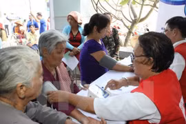 Gratuitas asistencias medicas a necesitados en Hanoi 