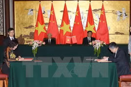 Nguyen Phu Trong y Xi Jinping presenciaron la firma de los términos de referencia del grupo de trabajo para la cooperación financiera y monetaria entre el Banco Estatal de Vietnam y el Banco del Pueblo Chino (Fuente: VNA)