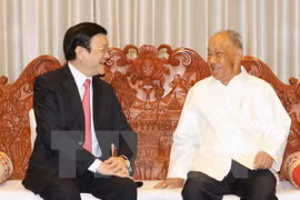 El presidente vietnamita, Truong Tan Sang, y el ex secretario general del PPRL y presidente Khamtay Siphandone en un encuentro en Vientiane (Fuente: VNA)